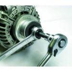 Zusatzbild 2 Lichtmaschinenriemenscheiben-De- / Montageset (Freilauf)